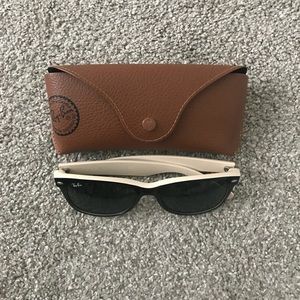 “NEW WAYFARER” RAY BANS